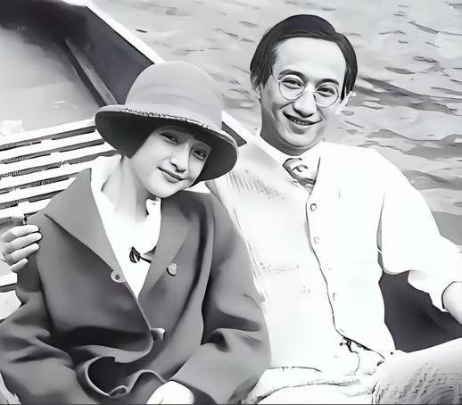 1931年，徐志摩去逛青楼。深夜归家，没想到妻子陆小曼已入睡，便小心翼翼地爬上床