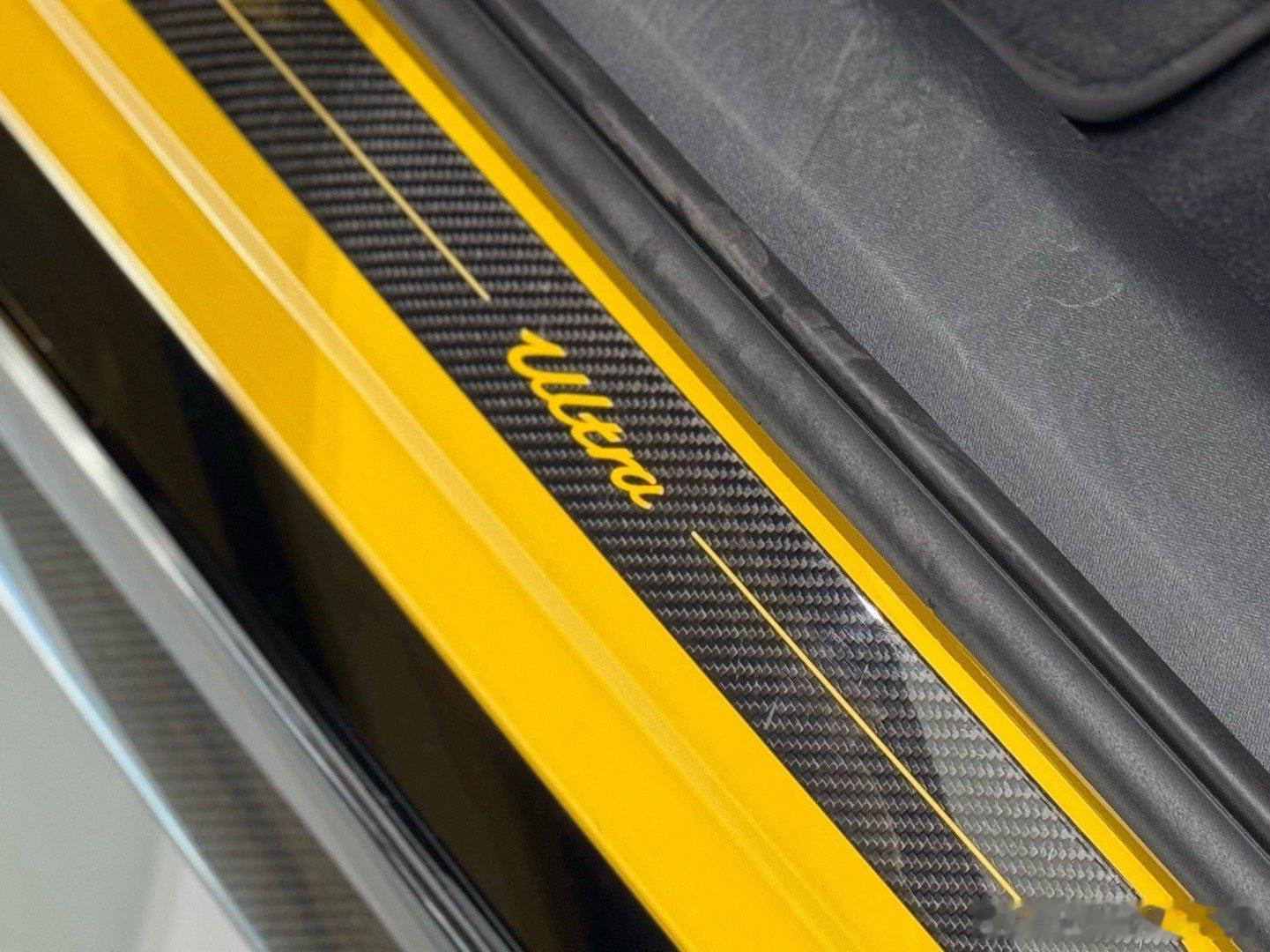 小米联系到我，借了台SU7 Ultra，新鲜出炉，明天去上牌，能开一周，看看是个