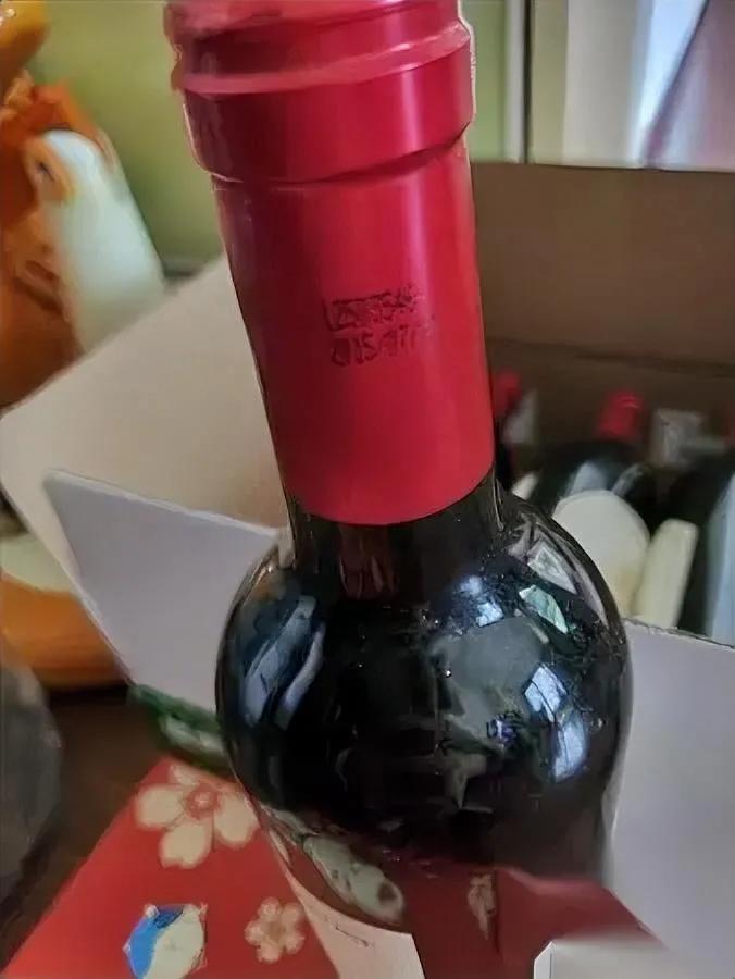 收拾储物间翻出箱红酒

生产日期让我愣住了

十年前儿子买的竟标着保质期？瓶身落