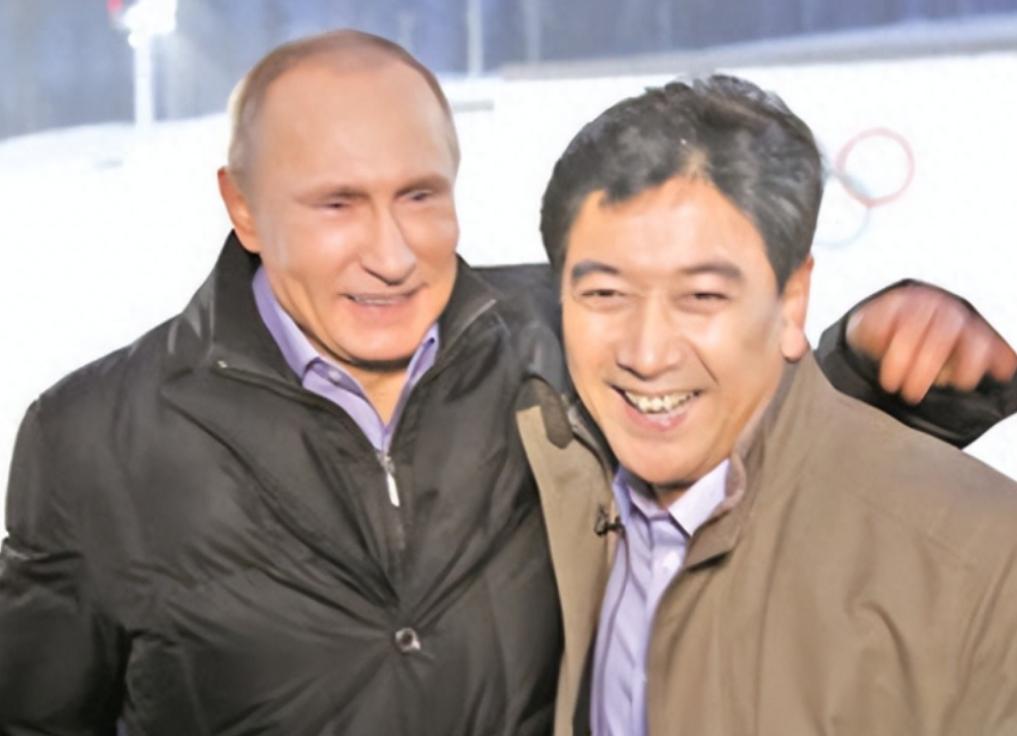 2014年，水均益在采访普京时，普京端着茶杯突然开玩笑：“这个茶如何？要不要换成