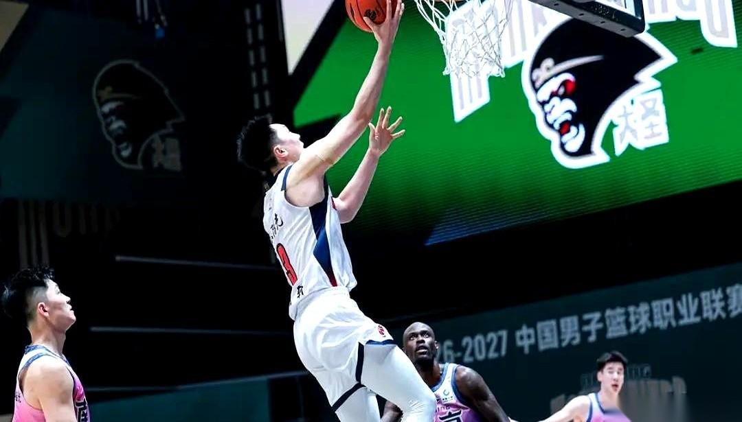 广东队新赛季第一场以1分输给了南京队。
上场16分钟就拿到17分的福格整个第四节