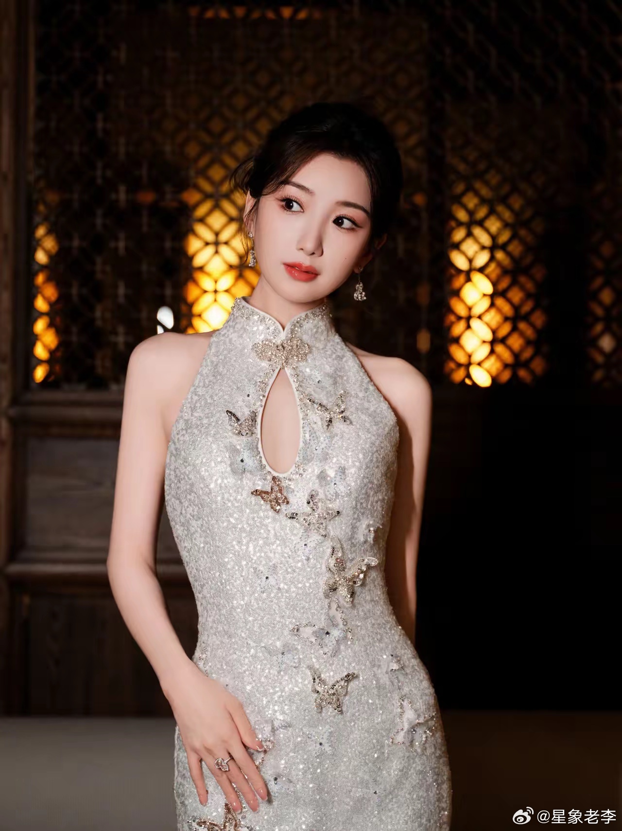 毛晓彤这旗袍裙，把东方美焊在我心巴上了！谁懂啊！银闪裙上的蝴蝶装饰像会飞一样，改