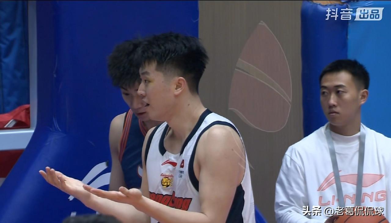 广东东阳光大将张皓嘉真是太不擅长得分了！在今天广东东阳光客场挑战四川丰谷酒业的比