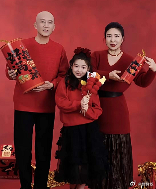 终于明白了，小酒窝为何如此迷人！ 原来是遗传了姥姥的特质！ 瞧这脸型和眼神，简直