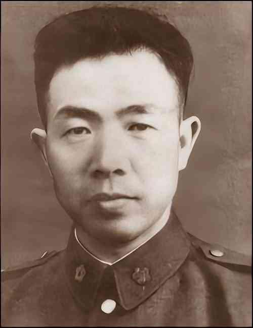 李鸿（1903—1988），原名李凤藻，字健飞，湖南湘阴人，黄埔军校第五期工兵科