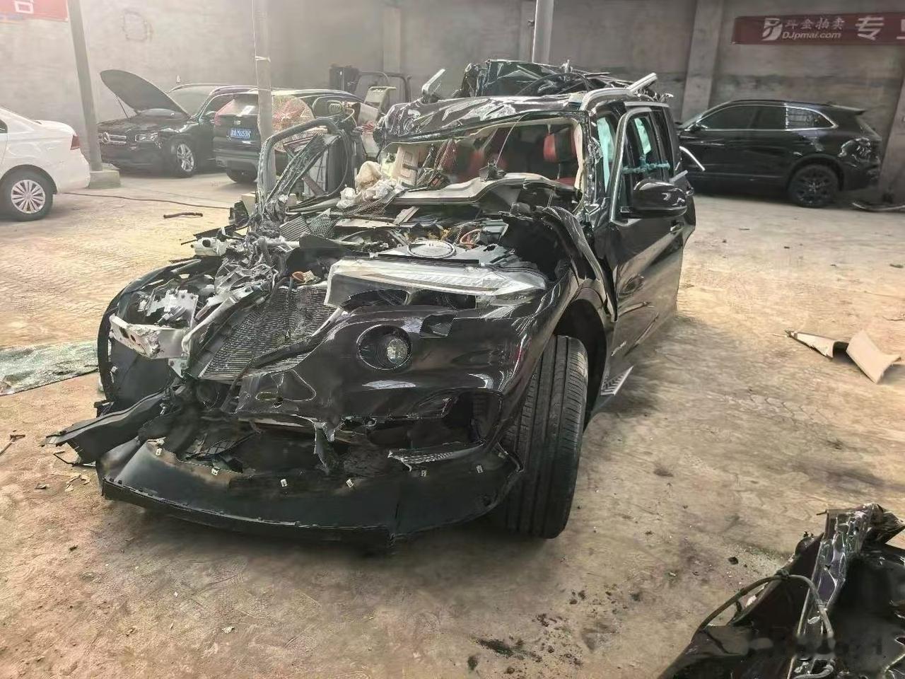再好的车，也抵不住一个强力的碰撞
车身完全扭曲变形
也拆不到什么有价值的部件了