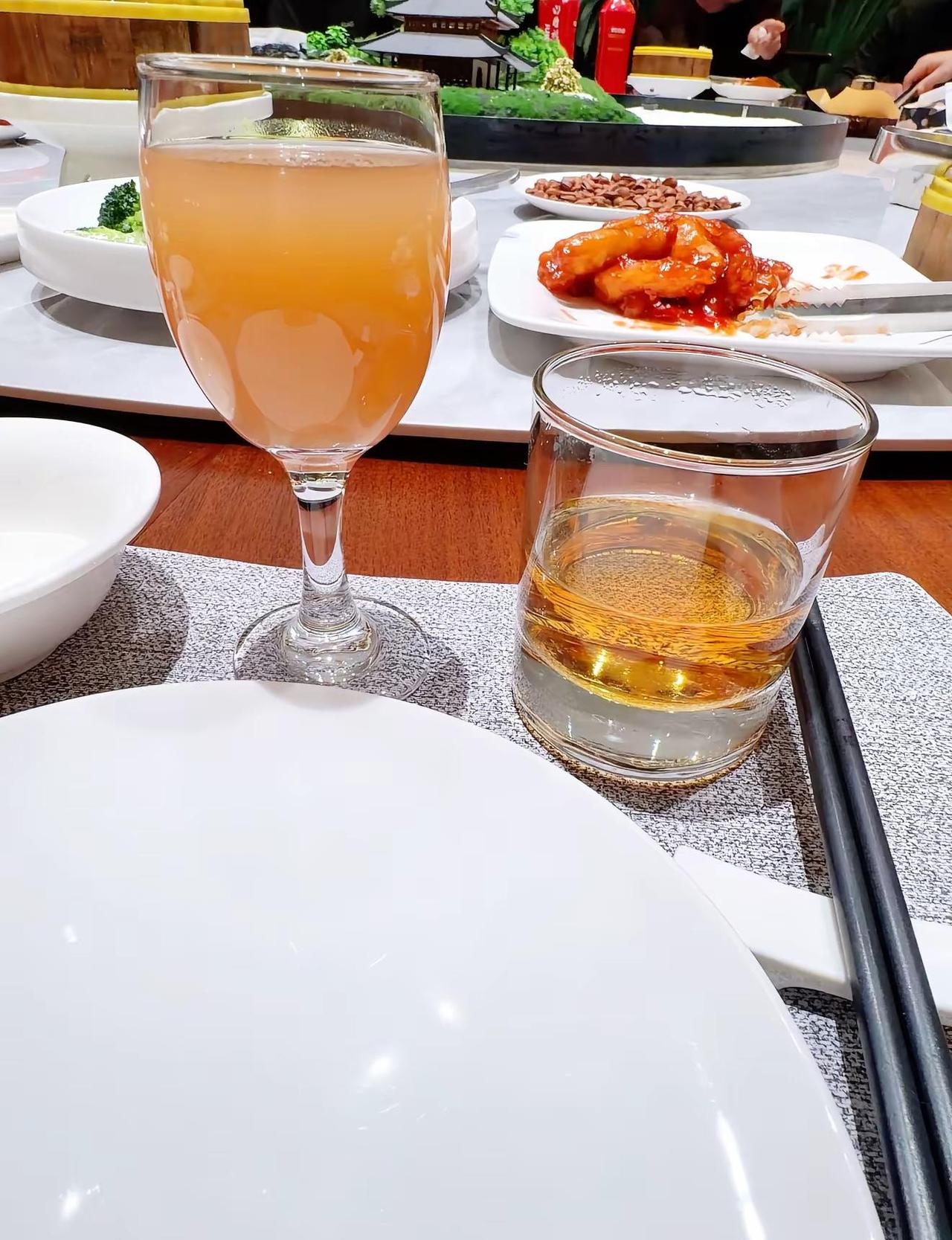 老己  今天的风很软 饭很香 你值得所有温柔相待  爱你老己一起敬生活的暗淡也敬