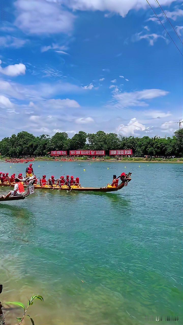 好消息！首届南部嘉陵江端午龙舟赛时间正式敲定。
 
赛事定于6月18日周四上午八