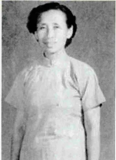 1932年，一个杂货铺老板娘白天出门倒垃圾，特务跟上去问她：“你这里面什么这么臭