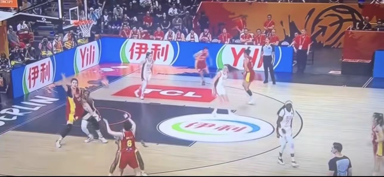 今晚女篮大比分不敌美国，三十多分差距，真实硬实力差距明显。美国女篮全员能打，速度