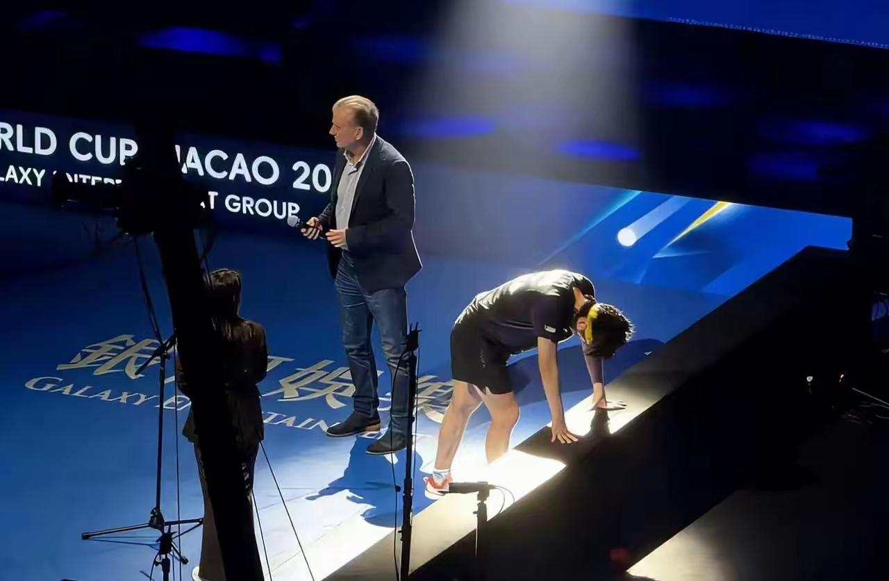 头哥，当你撕下肌贴那一刻，我们就知道你志在必得，冠军已经非你莫属了。
从澳门返回