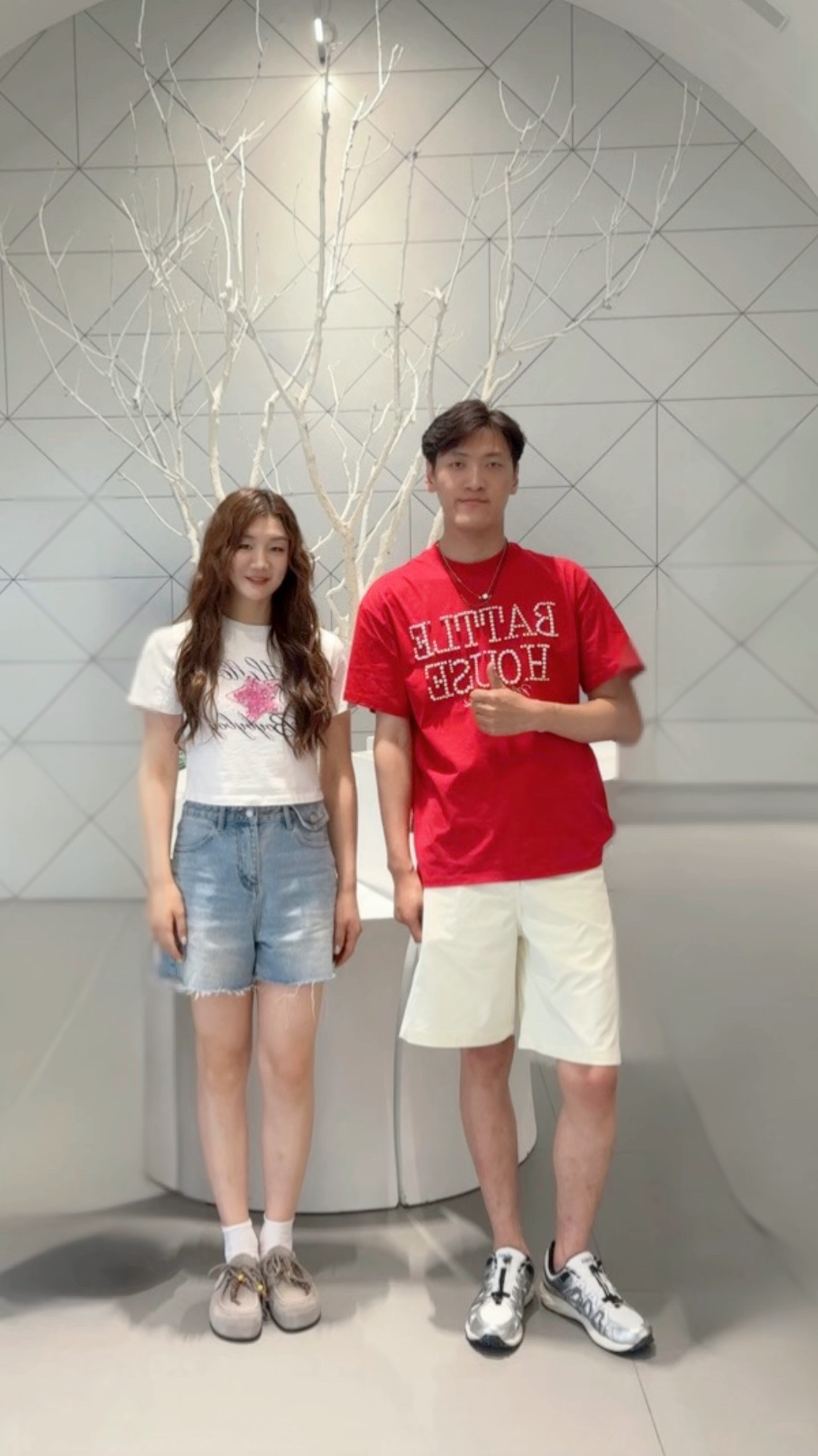 平等羡慕每一位和美女合照的人 老婆这个发型太好看了[期待]©️：小刘爱喝橙汁 ​