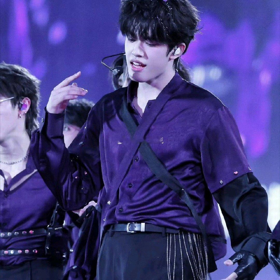 张极紫色衬衫配腿环 正经紫色衬衫勾勒小绅士模样，腿环一搭却暗藏“小心机”🧡 反