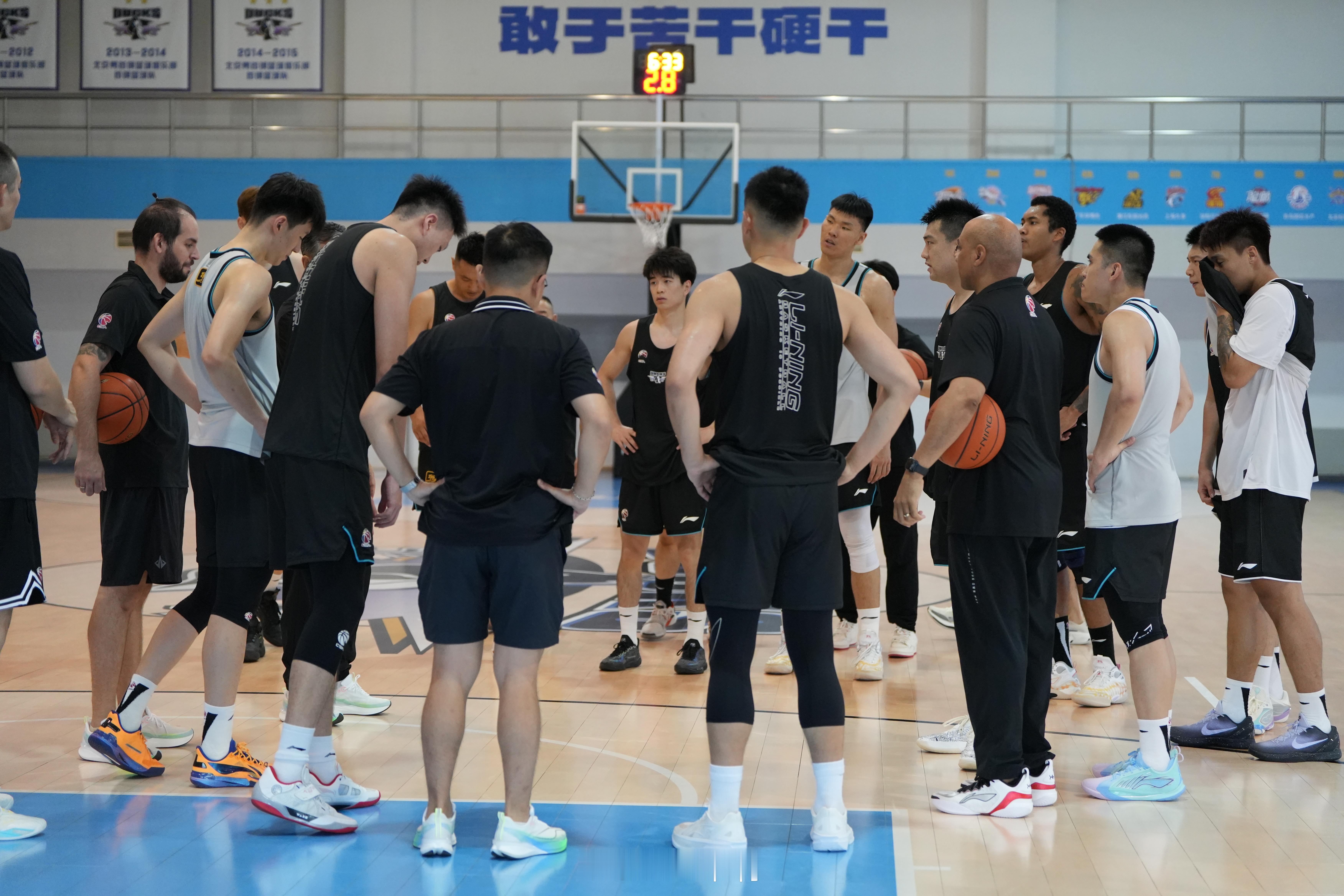 cba 那天问了一嘴，首钢应该是1号和6号各放假一天，其他时间都要训练，马上要全