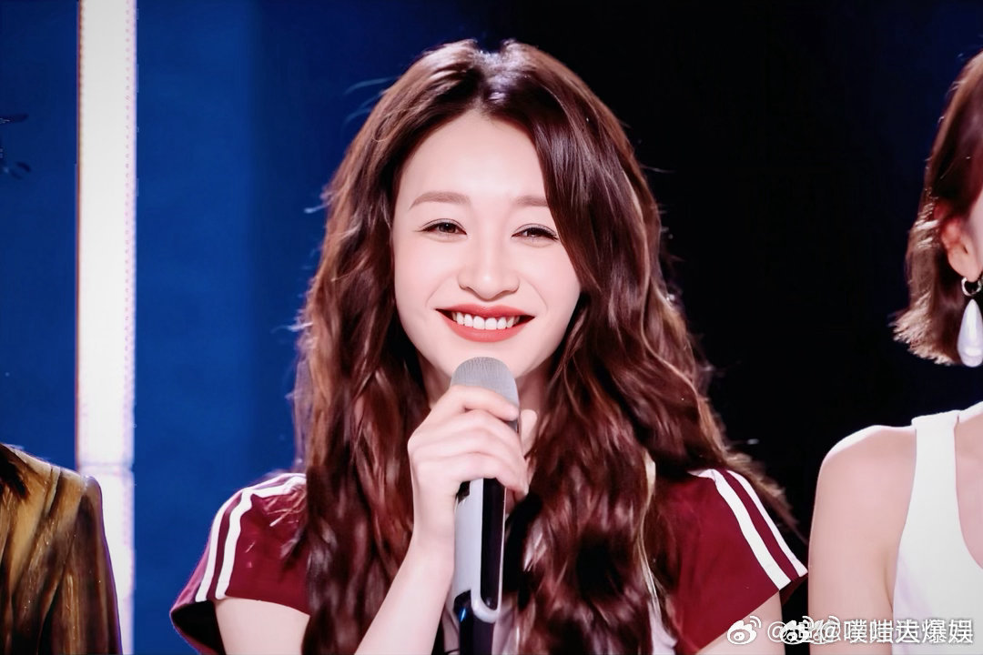 李小冉驯服美瞳太难了 乘风2026本以为戴上美瞳就顺利收官，没想到摘取环节又是全