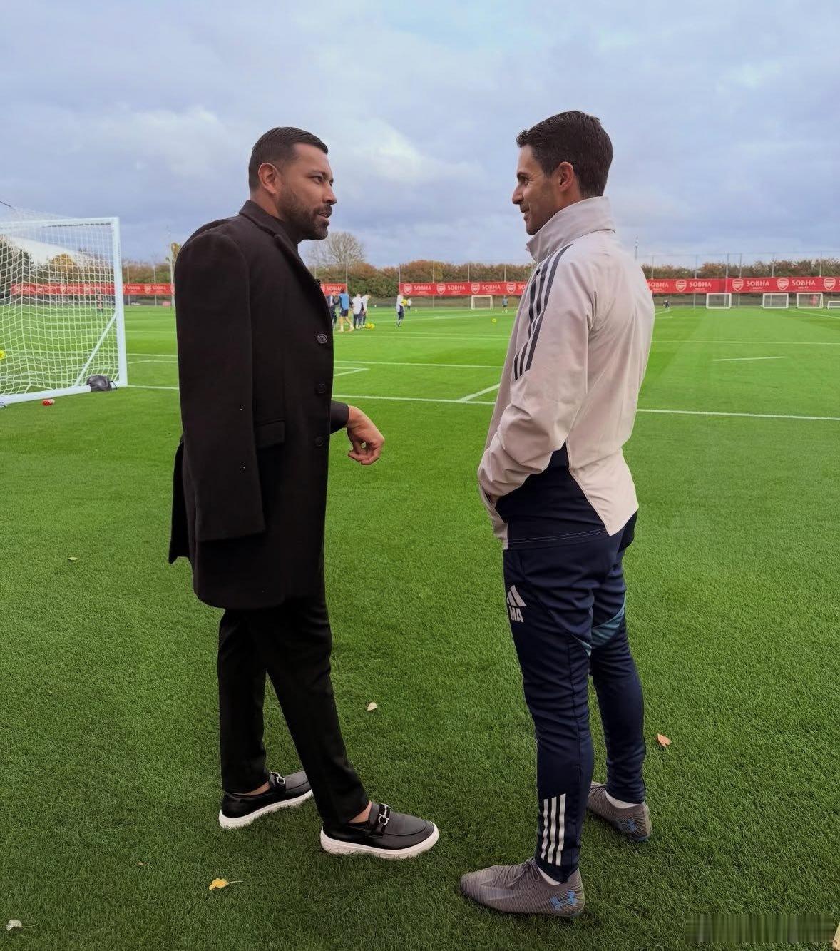 有老熟人本周造访了训练基地，年轻的枪迷可能都不认识[嘻嘻] ​​​