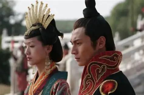 公元465年，北魏平城，文成帝驾崩。 
 
冯太后那年二十四岁。她送走了陪伴自己