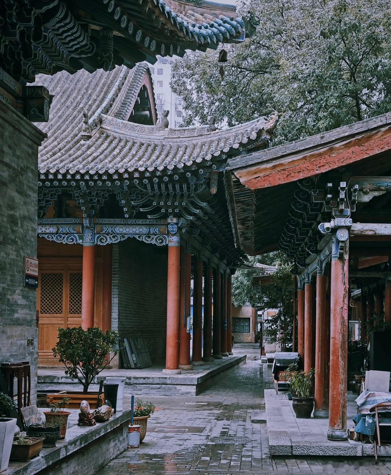 孽缘的特征就一条：你明明知道是错的，没有结果的，但是就是断不了。 