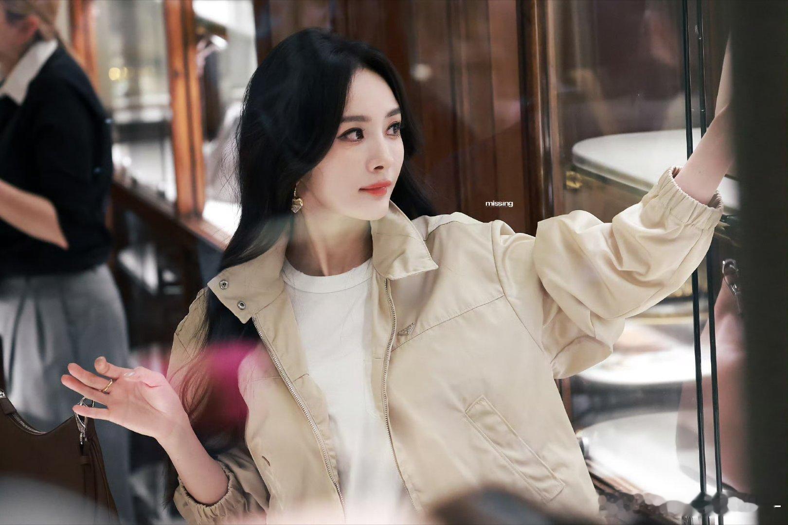 杨幂杨幂loewe罗意威全球品牌代言人 ym杨幂staccato思加图全球代言人