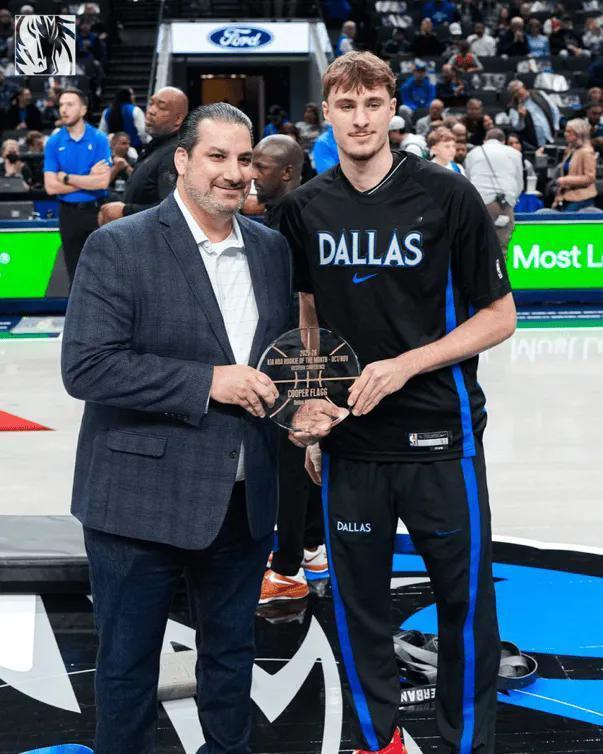 年少有为！
弗拉格当选西部月最佳新秀！
请记住这个年轻人，他叫弗拉格，如今，还不