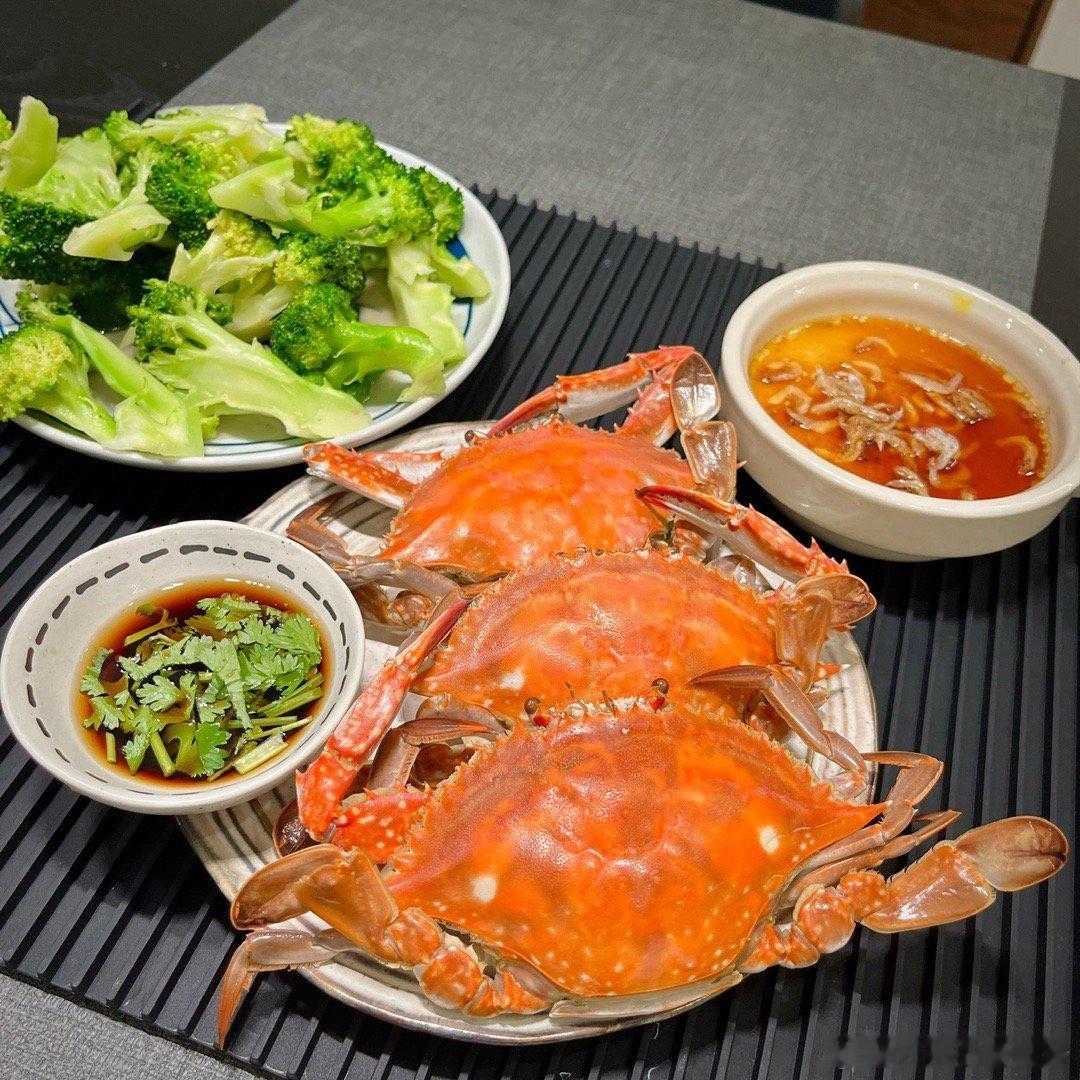 吃完晚饭收拾行李，买了好多零食好多玩具。明天请假了，带娃去山里玩几天[舔屏] ​