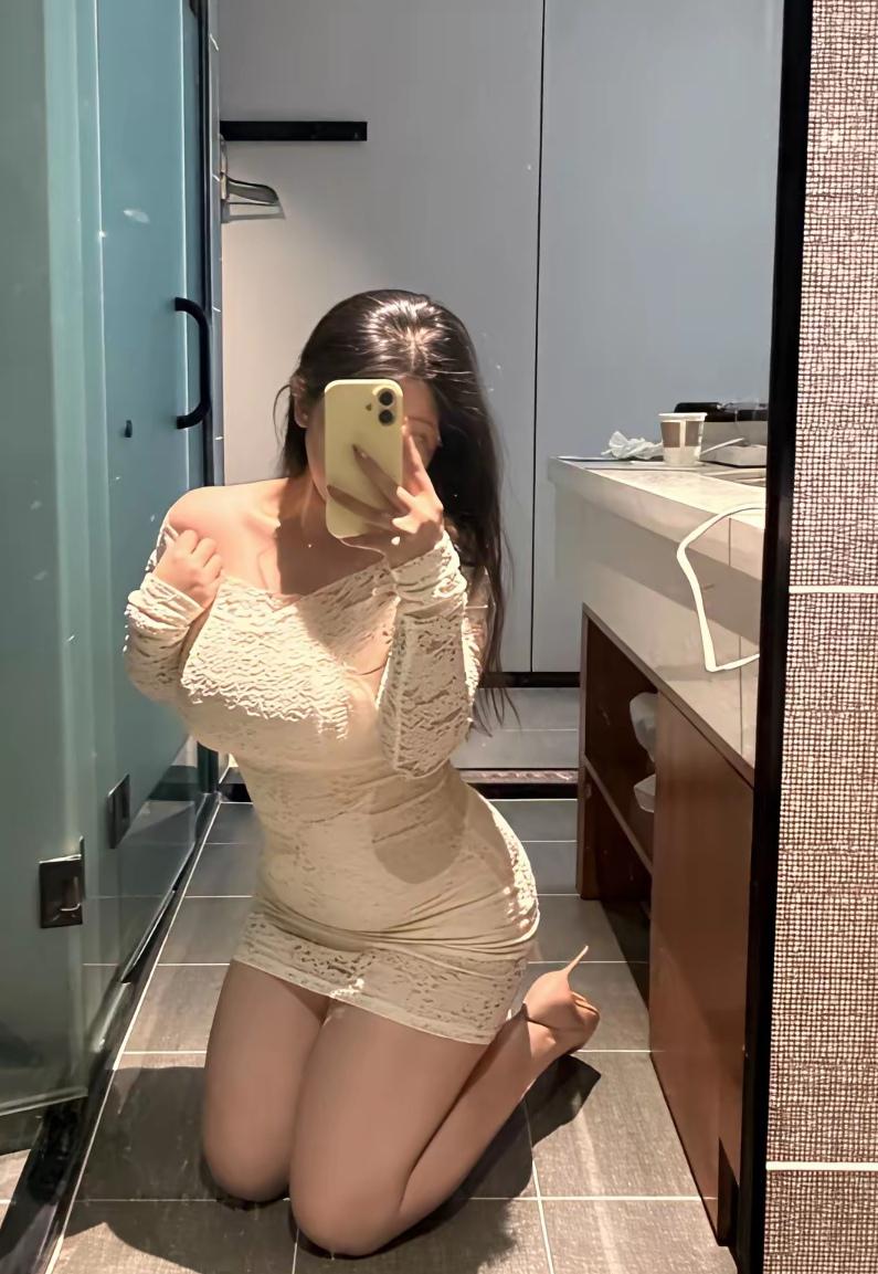 大家看看，第一眼看到这个美女，是什么感觉？
反正我是被她丰满的身材迷住了，白暂的