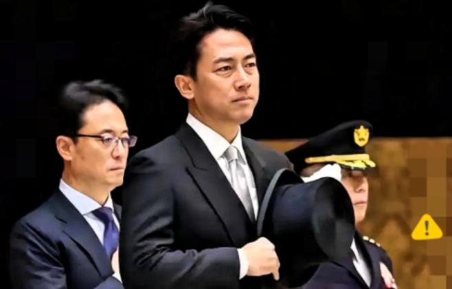 日本防卫省今天召开记者会，突然宣布将由自卫队“确保台海的和平与稳定”。

日本防