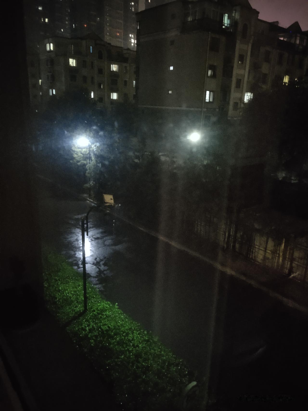 最近这几天，雨特别多，而且每次的雨量也大，让多个城市的道路变成河流，宛如水中威尼