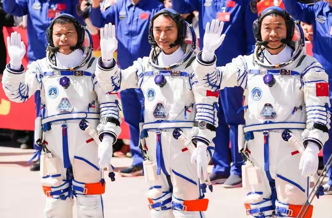 回家了！” 180天绕地球3000圈，他们看到的最后一眼，让14亿人瞬间破防！