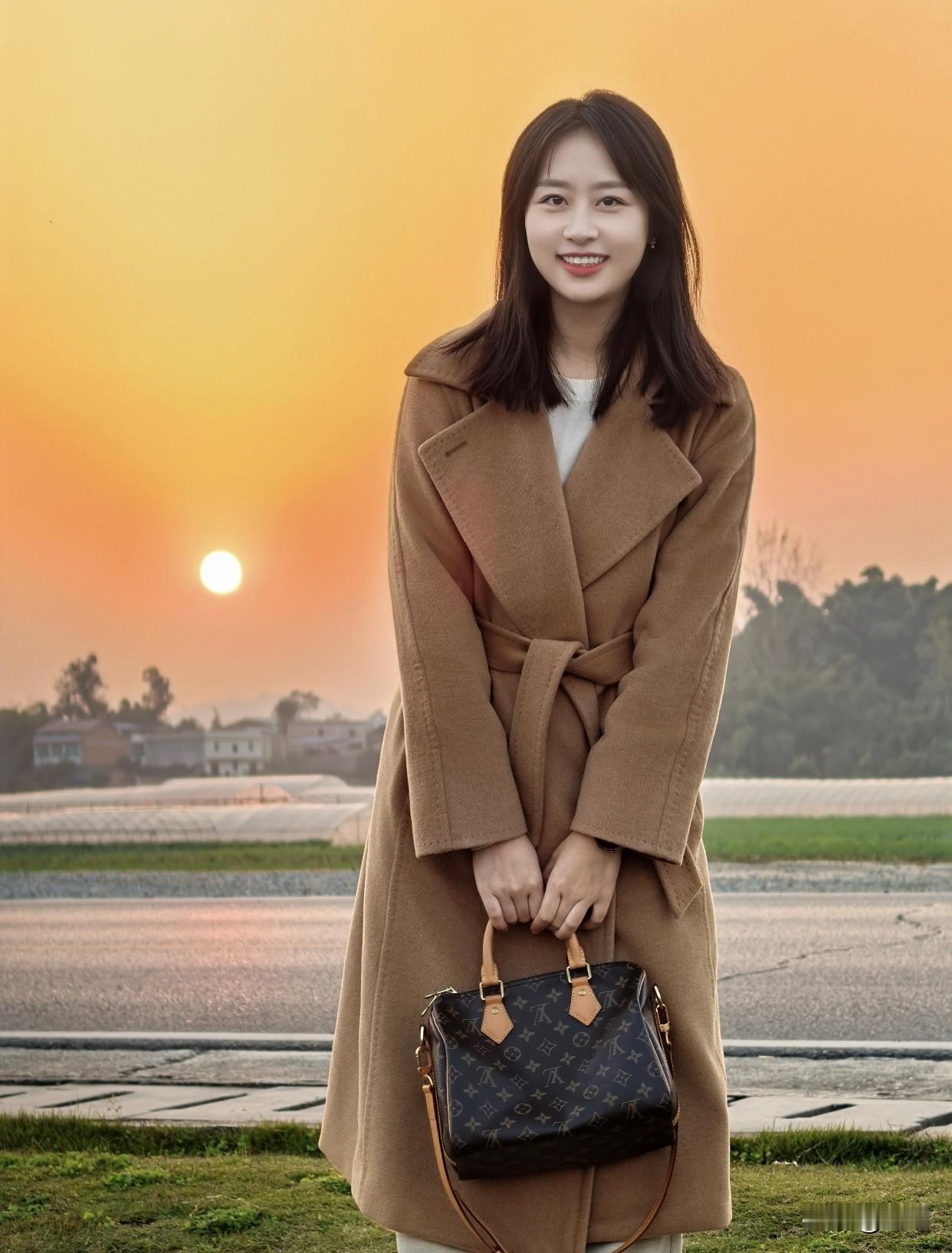 美人照怎么拍才好看夕阳下的灯塔与车影，静谧而美好。