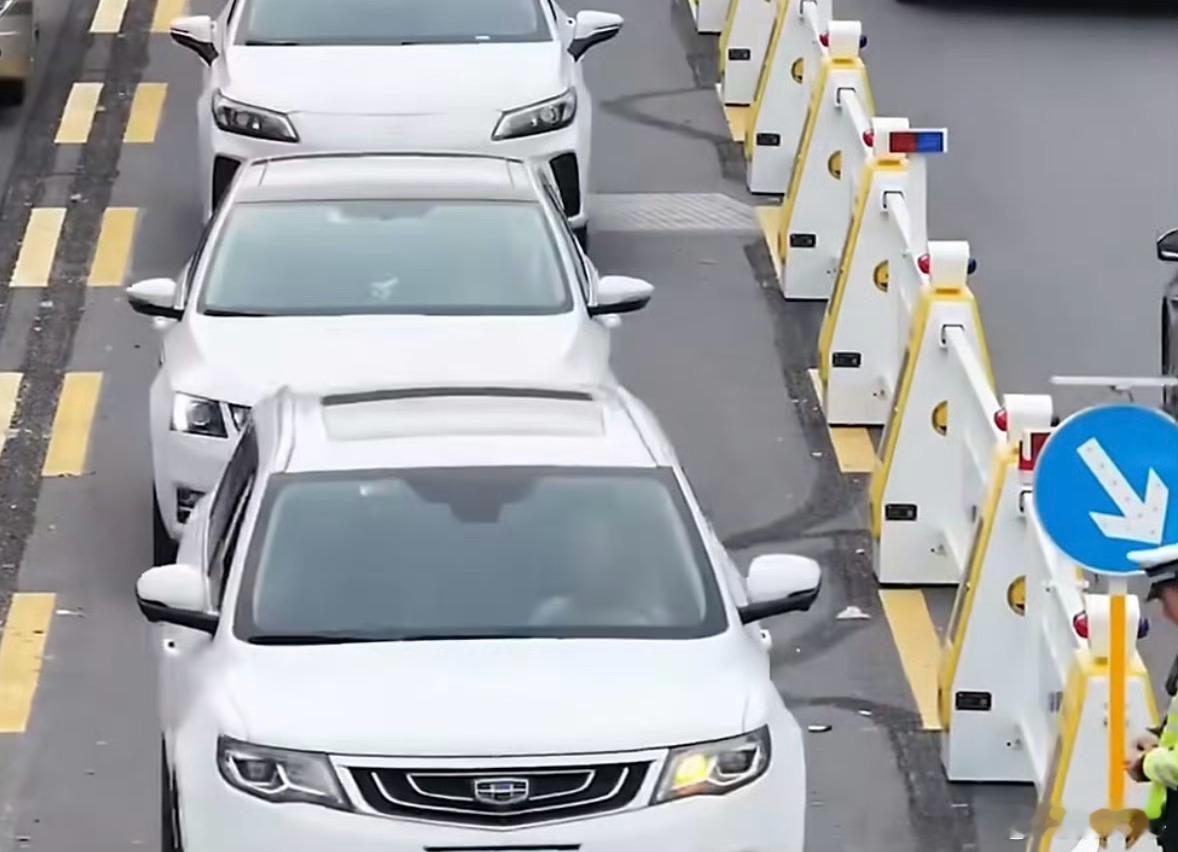 起猛了看到了会走路的潮汐车道交通上实现了灵活变动，减少交通堵塞，这个设计太妙了。