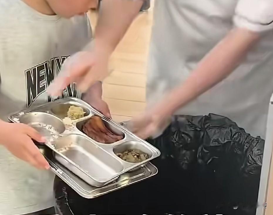 浪费粮食！
这真的是太浪费了！
有视频为证，江苏某小学的食堂用餐严重浪费粮食的情
