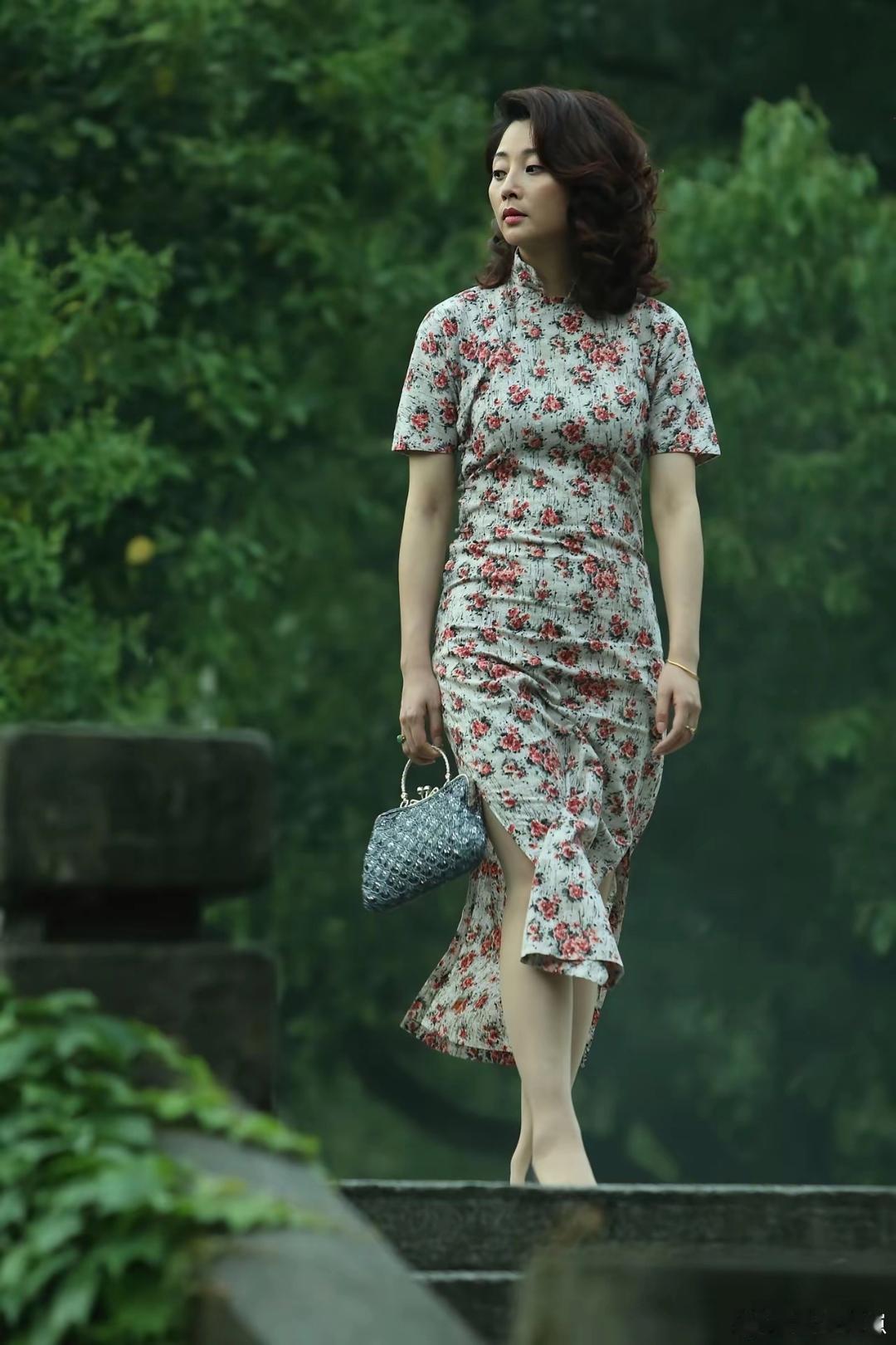 殷桃在公园漫步的画面太治愈！碎花长裙随着脚步轻轻摇曳，她脸上的笑容像盛开的花般明