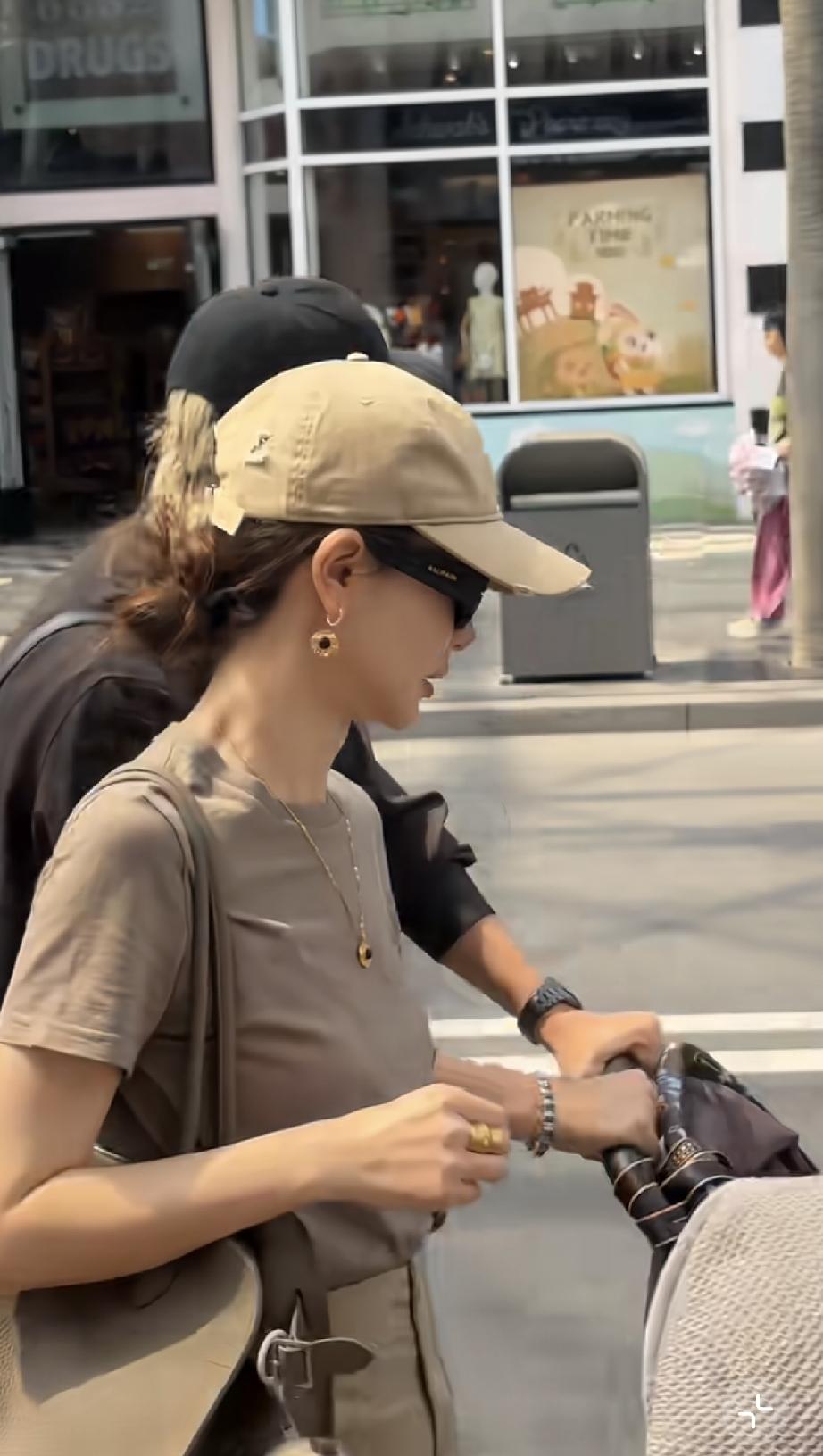5月28日，戚薇与李承铉一起现身北京环球影城，戚薇三重下巴疑有整容后遗症，李承铉