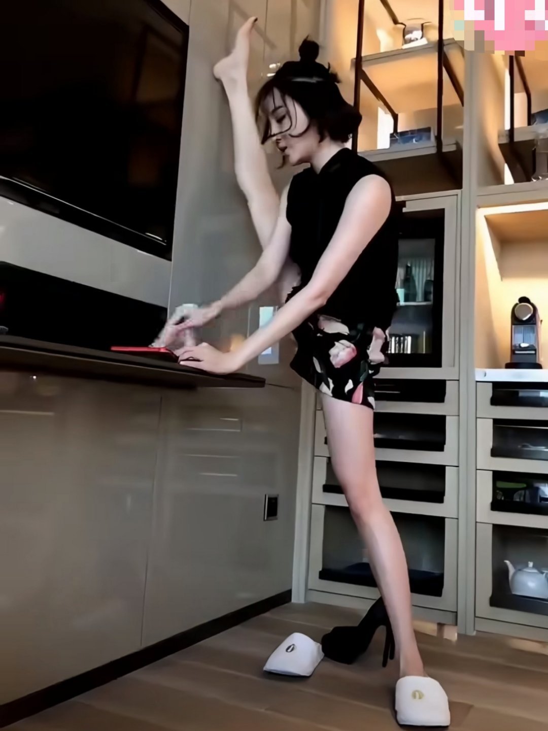 陈小纭大腿小腿几乎一样细 美女姐姐陈小纭的居家锻炼照被网友扒出，做高抬腿动作的陈