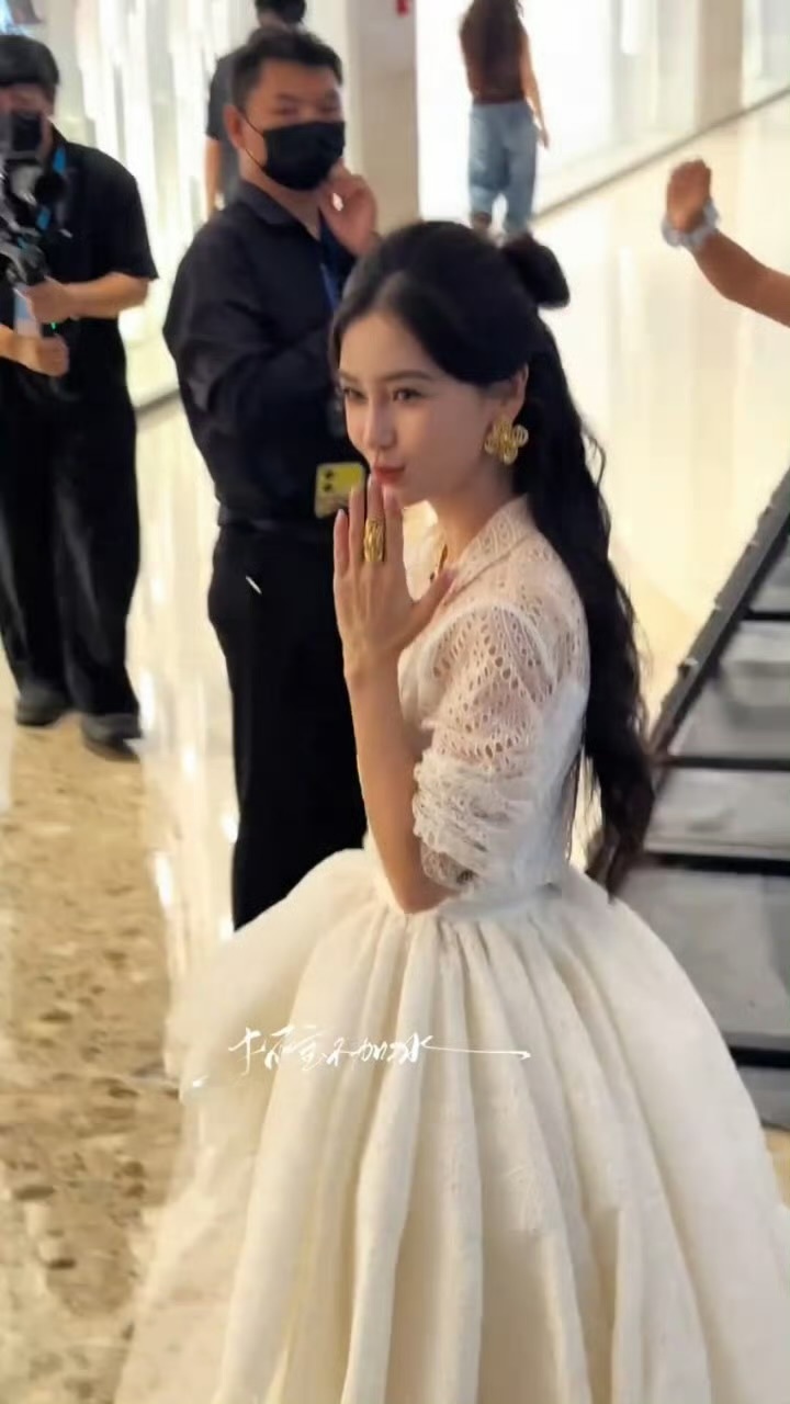 angelababy状态太好了！真的很漂亮，baby笑起来好明媚呀