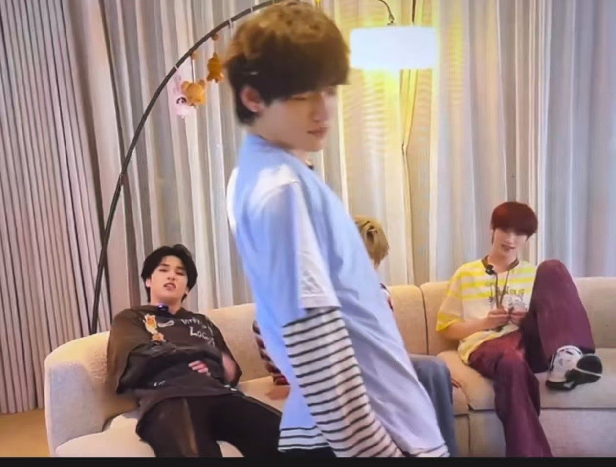 宋亚轩直播飞吻宋亚轩珍珠小子飞吻宋亚轩直播飞吻，好会，