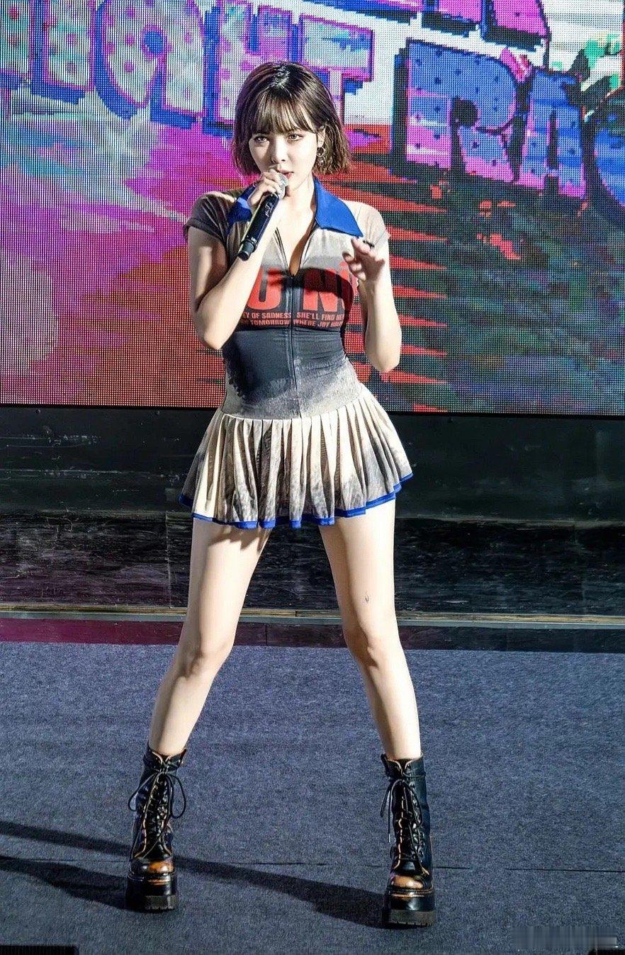 泫雅官宣结婚后第一个公开演出，看起来好像没怀孕。 ​​​