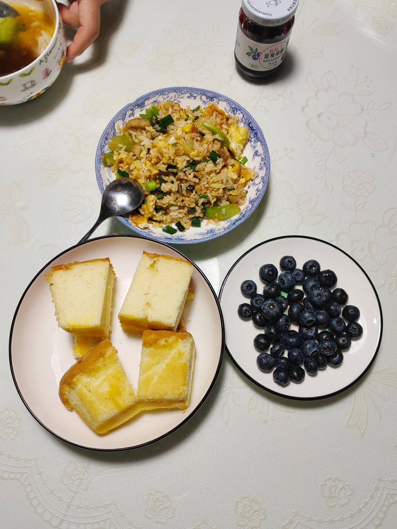 一早起来，老公又感慨他战友，说普通人其实都差不多，省吃俭用把日子过。

这周他要