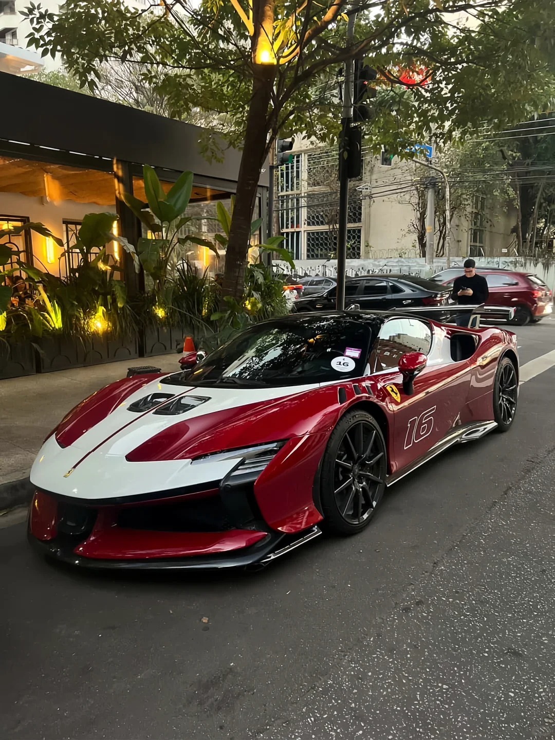 Ferrari SF90，在街头尽享目光车东车西 ​​​