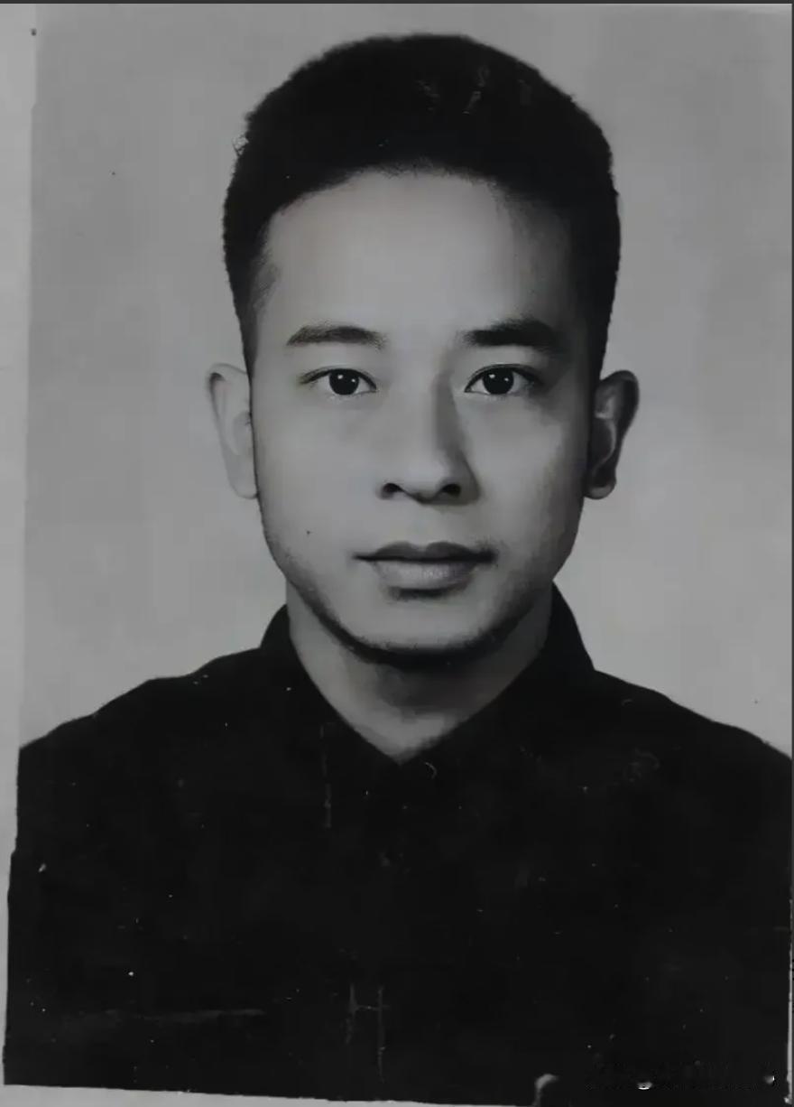 1948年，罗广斌身份暴露，但他哥哥是中将，敌人不敢抓人，就找到他哥哥：“你弟是