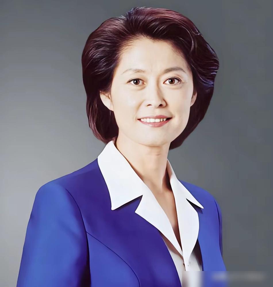 敬一丹病了？
书画展上，有网友偶遇她。素雅的衣服，从容的笑，聊起天来眼里有光。