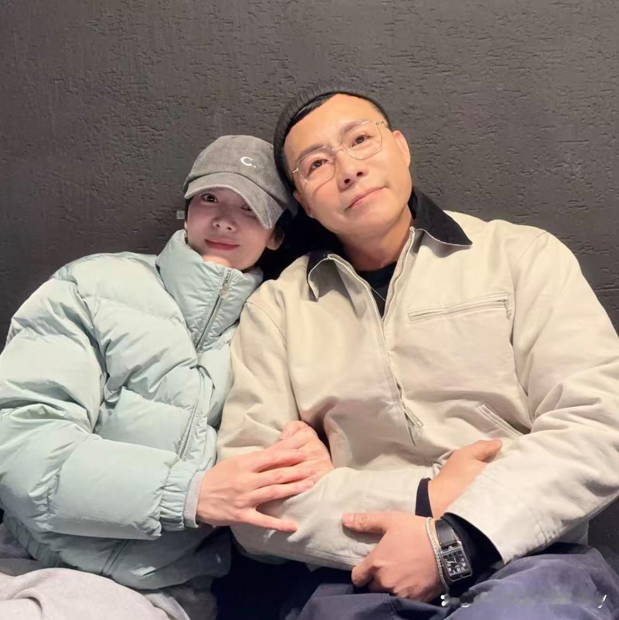 冬季羽绒服穿搭还得是宋慧乔！选短款搭卫裤或者半身裙，减龄高级