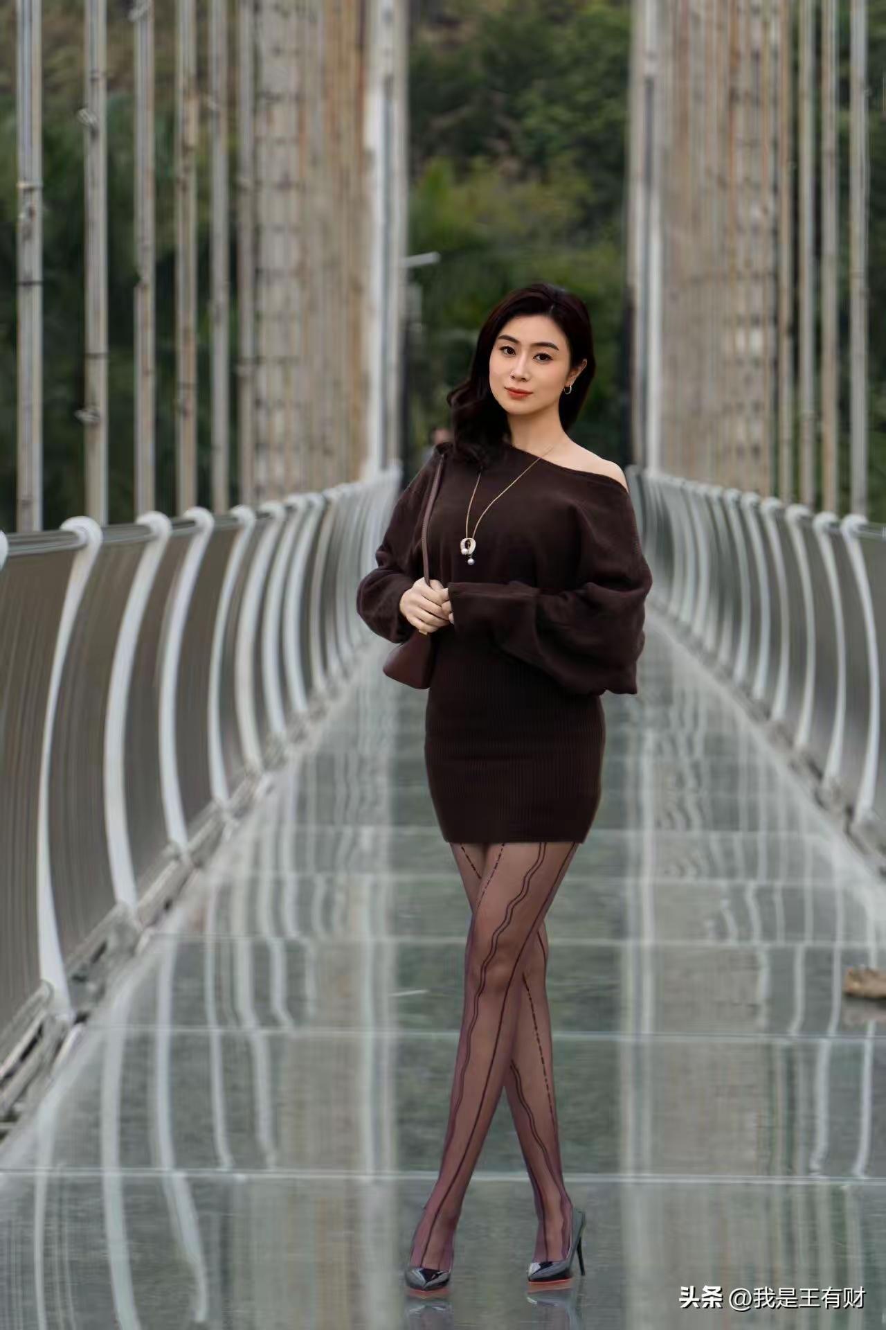 这姑娘在桥上拍照真好看！