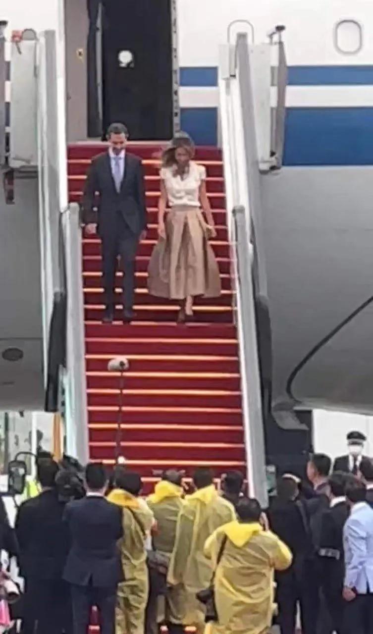 叙利亚总统阿萨德和夫人抵达杭州开启对中国的访问，并出席亚运会开幕式。小阿萨德也是