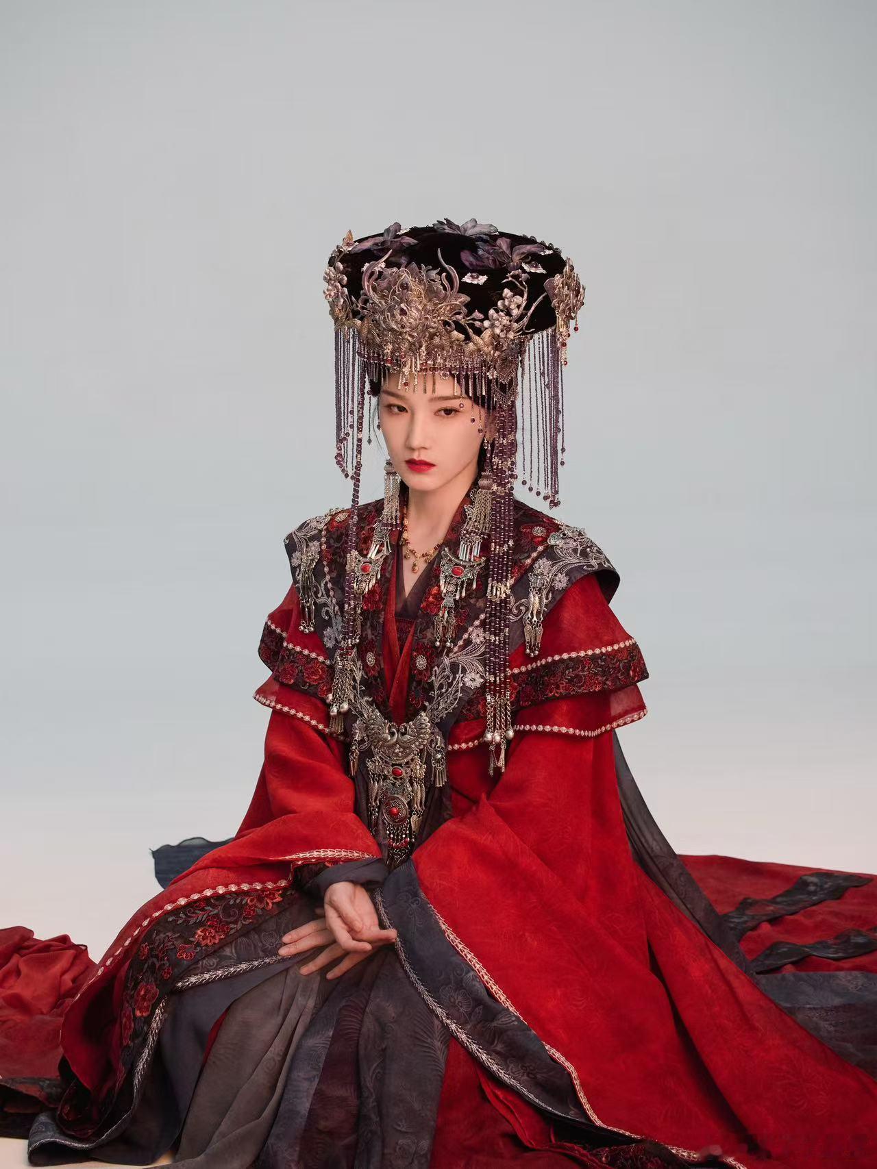 陈小纭红嫁衣造型太对味了 陈小纭的红嫁衣造型简直美得无法用言语形容！那抹炙热的红