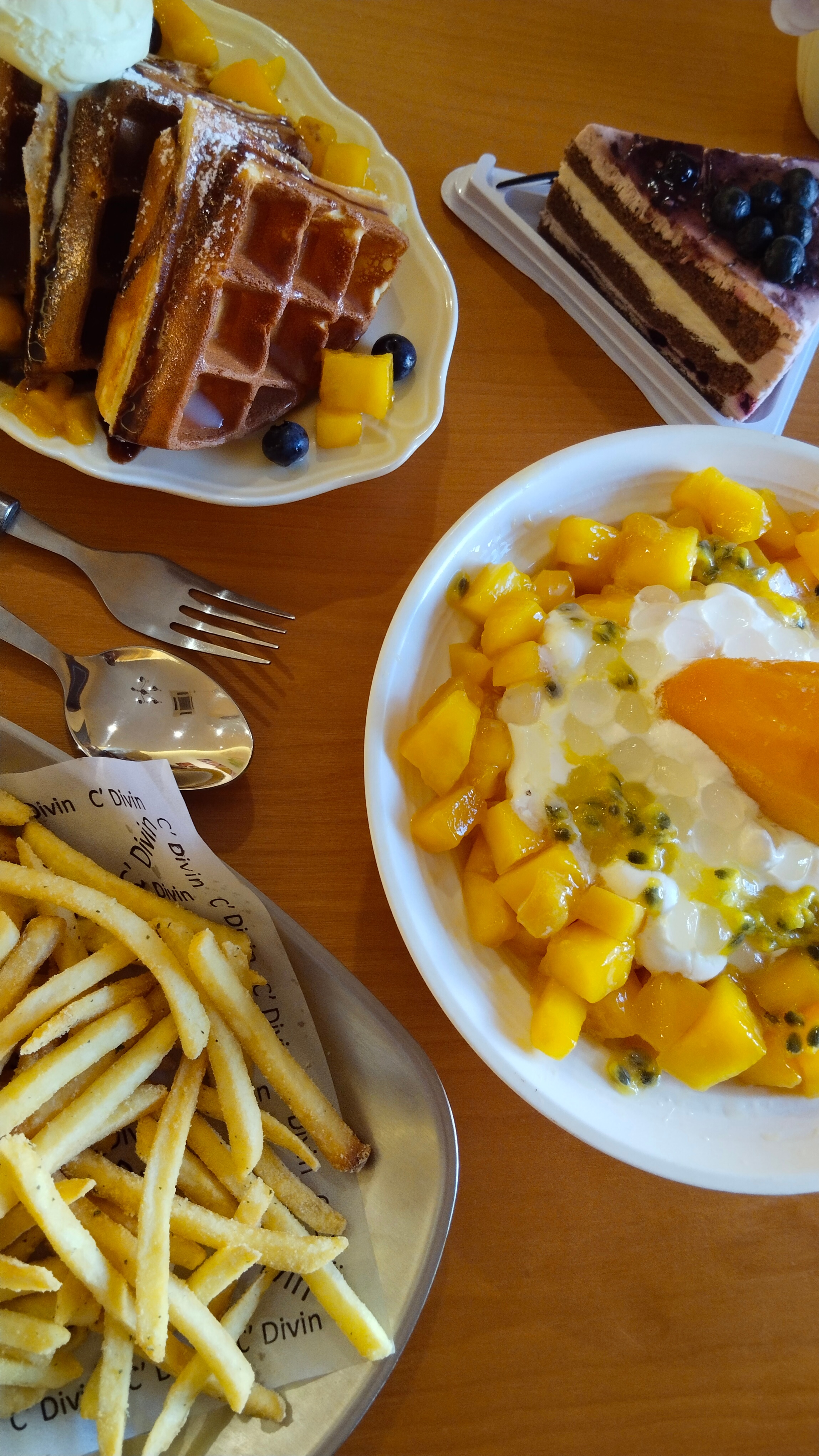 来个人和我一起吃下午茶。 ​​​