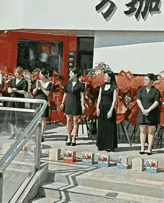 这是开业大吉，还是想关门歇业啊？一阵烟火过后，排在主席台上的美女们都去哪里了？