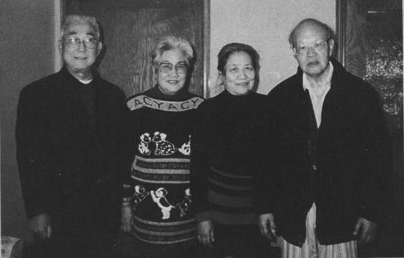 北平学生战地移动剧团的战友相会。(1996年)
左起:荣高棠、张瑞芳、张昕、陈荒
