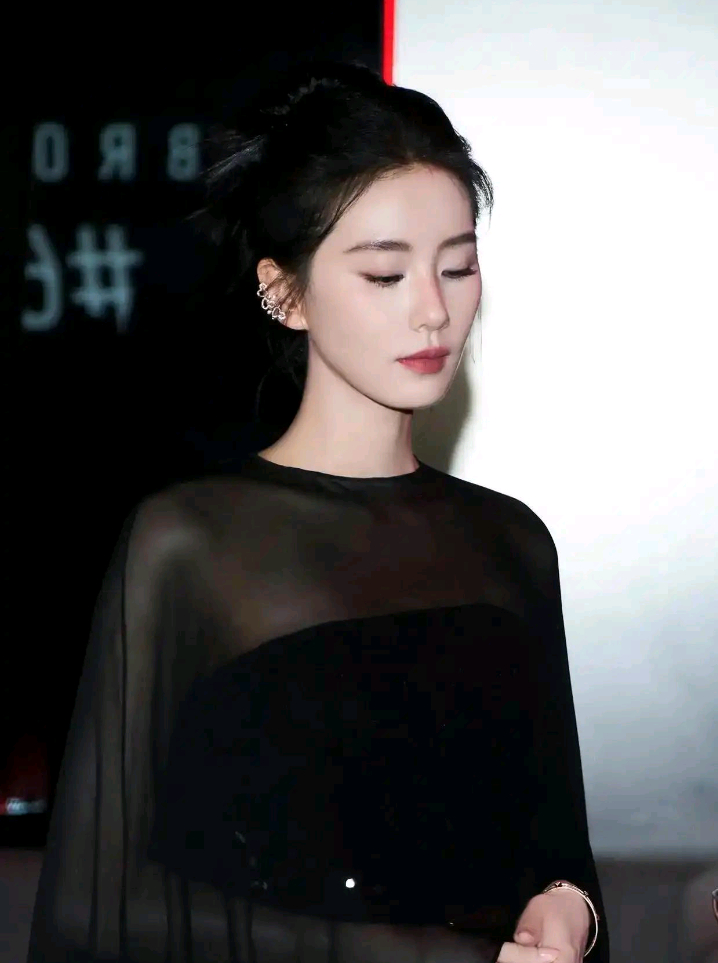 黑纱半透的优雅，是自带柔光的氛围感魔法，举手投足间，美得让人挪不开眼～ ​​​
